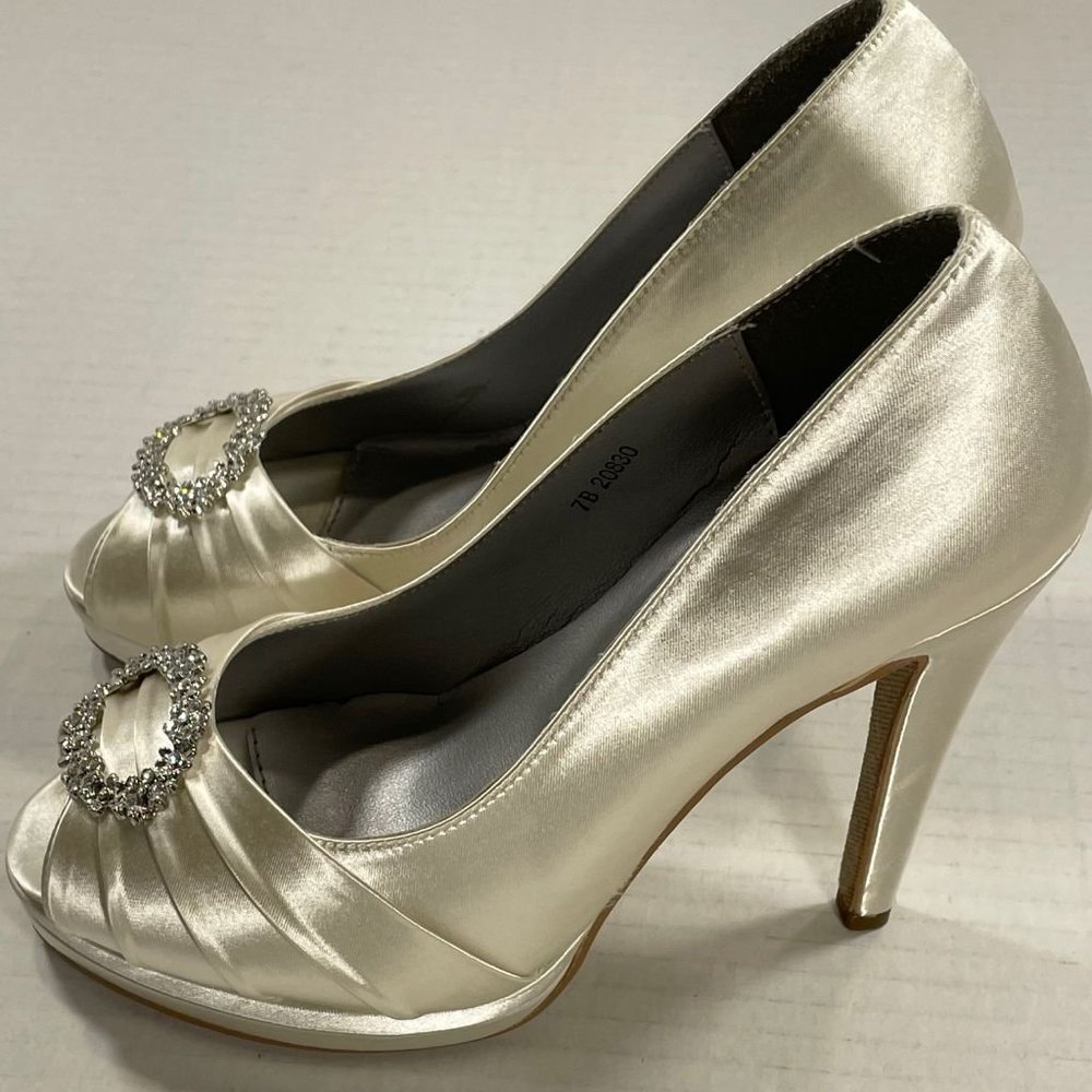 Dyeables Women's Heels - Gianna White Satin - Size - 7 B - NEW IN BOX